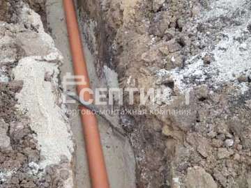 Укладка канализационной трубы в траншею в Чехове