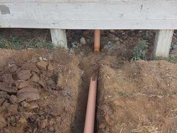 Вывод канализационный трубы из дома