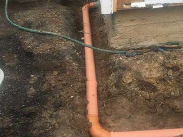 Вывод канализационной трубы с дома к септику