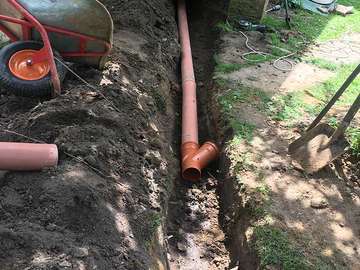 Укладка канализационной трубы