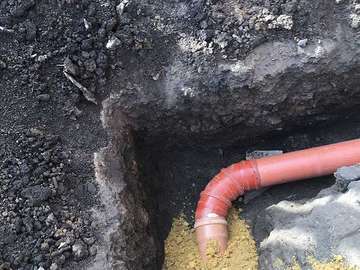 Укладка канализационной трубы под углом